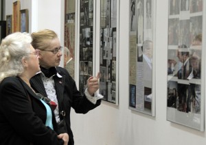 Na wystawie poświęconej pamięci Pani Zofii eksponowane były liczne fotografie, wycinki z prasy Fot. Jerzy Karpowicz