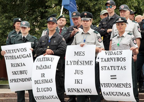 Udział w proteście wzięło około 100 policjantów, strażaków i funkcjonariuszy Straży Granicznej, którzy żądali przyjęcia statutu służb wewnętrznych Fot. Marian Paluszkiewicz