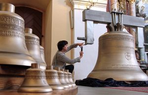 Taka niecodzienna ekspozycja dzwonów jeszcze kilka dni do obejrzenia w wileńskim kościele pw. św. św. Filipa i Jakuba Fot. Marian Paluszkiewicz