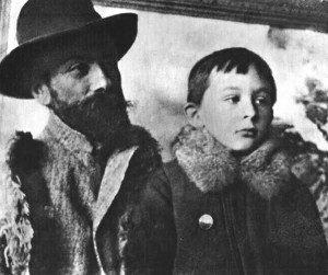 Rok 1898. Stanisław Witkiewicz (ojciec) z synem Stasiem Ignasiem, przyszłym Witkacym Fot. archiwum 