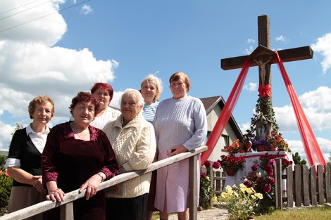 Najbardziej aktywne czcicielki nabożeństw majowych i czerwcowych przy miejscowym krzyżu Fot. Marian Paluszkiewicz 