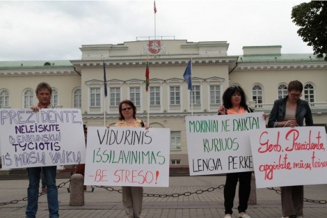 Protestujący trzymali transparenty i tabliczki z napisami, m. in:,,Wykształcenie średnie – bez stresu!’’, ,,Szanowna prezydent obronić nasze prawa’’ Fot. Marian Paluszkiewicz