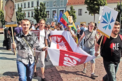 Około 20 obrońców praw człowieka z Białorusi z transparentami przyszło na plac Ratuszowy Fot. Marian Paluszkiewicz