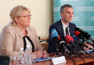 Minister Opieki Socjalnej i Pracy Algimanta Pabedinskienė i dyrektor „Sodry” Mindaugas Sinkevičius Fot. ELTA