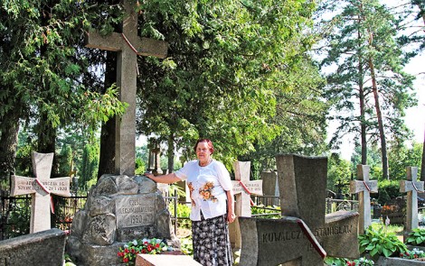 Pani Anna Aleksandrowicz zapoznaje z kwaterą wojskową, gdzie są dwa rzędy grobów. A w środku — wysoki betonowy krzyż Fot. Marian Paluszkiewicz