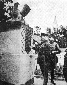 Przedwojenny, pomnik poświęcony bohaterom walk tych lat, który był w Mejszagole. Kiedy żołnierze radzieccy przeczytali, komu jest poświęcony, od razu go zburzono. Na górze jeszcze z orłem. Fot. archiwum