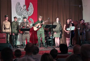  Patriotyczne i liryczne piosenki zaprezentowane przez młodzież wzruszyły widzów Fot. Marian Paluszkiewicz 