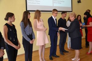  Mer samorządu Maria Rekść uroczyście pogratulowała 13 absolwentom z rejonu, którzy z państwowych egzaminów maturalnych uzyskali najwyższe oceny
