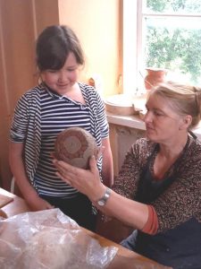 Od 1997 roku warsztaty ceramiczne prowadzi mistrzyni ludowa Margaryta Czekolis 