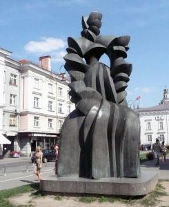 Na ul. Niemieckiej o Barbarze Radziwiłłównie przypomina współczesna rzeźba dłuta rzeźbiarza Vladasa Vildžiūnasa Fot. Justyna Giedrojć