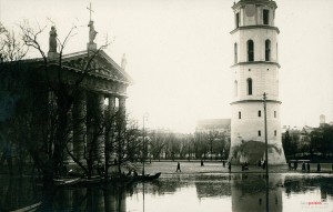 Po powodzi 1931 r. w podziemiach Katedry Wileńskiej natrafiono na kryptę z trumną Barbary Radziwiłłówny Fot. archiwum