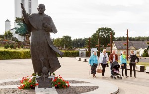 W 15. rocznicę pielgrzymki św. Jana Pawła II na Litwę na placu przed szydłowiecką bazyliką stanął pomnik Papieża-Polaka, jeden z nielicznych na Litwie Fot. Marian Paluszkiewicz