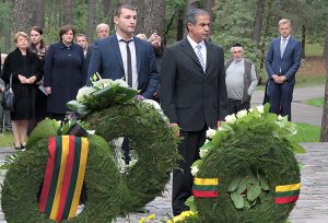 Amiras Maimonas, ambasador Izraela na Litwie, (pierwszy od prawej) złożył wieniec przy Memoriale Ponarskim Fot. Marian Paluszkiewicz 
