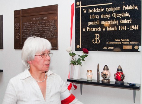  Maria Wieloch podczas otwarcia tablicy pamiątkowej poświęconej ofiarom zbrodni ponarskiej w DKP w Wilnie w 2010 r. Fot. Marian Paluszkiewicz