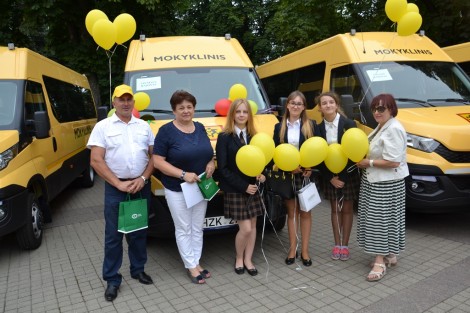 Społeczność polsko-litewskiego Gimnazjum w Awiżeniach otrzymało nowy mikrobus