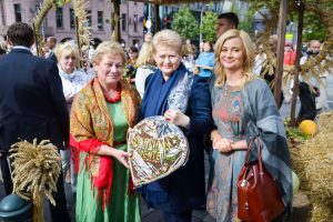 Stoisko rejonu wileńskiego odwiedziła prezydent Dalia Grybauskaitė i starosta sejmowej frakcji AWPL Rita Tamašunienė