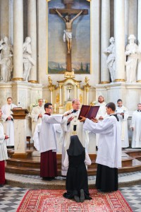 Modlitwa i ostatnie błogosławieństwo arcybiskupa Fot. archiwum
