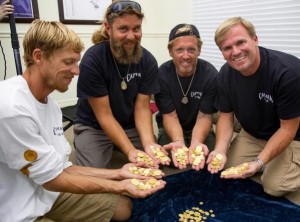 Poszukiwacze skarbów na wybrzeżu Florydy znaleźli 350 złotych monet na głębokości 2 metrów Fot. EPA-ELTA