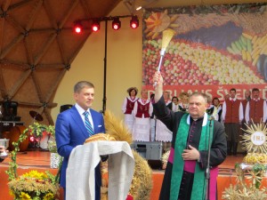 Ksiądz proboszcz Wacław Wołodkowicz poświęcił dożynkowy chleb ze zbiorów najlepszego rolnika rejonu Fot. Anna Pieszko