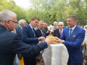 Mer Zdzisław Palewicz symbolicznie podzielił się chlebem Fot. Anna Pieszko