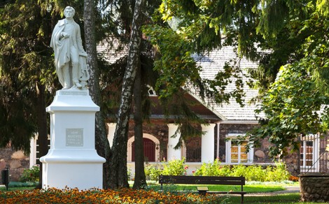 Pierwszy na Litwie pomnik Adama Mickiewicza przed pałacem w Burbiszkach Fot. Marian Paluszkiewicz 
