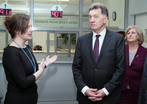 Bożena Markiewicz opowiada premierowi Algirdasovi Butkevičiusowi o zmianach, które zaszły w szpitalu Fot. Marian Paluszkiewicz