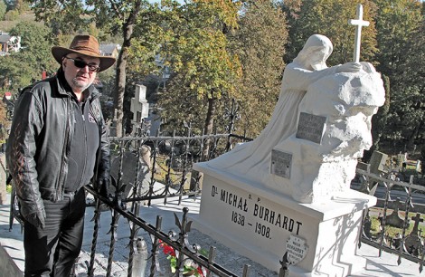  Podczas wizyty ks. Jaworski obejrzał odnowiony zabytkowy grobowiec rodziny Burhardtów Fot. Marian Paluszkiewicz 