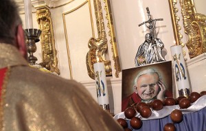Relikwiarz umieszczony na ołtarzu Matki Bożej otoczonym dużym różańcem Fot. Marian Paluszkiewicz