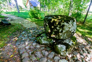 Według legendy, siostry Iwanowskie swoją polsko-litewską symbiozę twórczą przekładały na papier właśnie przy tym kamiennym stole w parku przed rodzinnym dworkiem Fot. Marian Paluszkiewicz