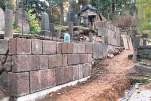 Boki całej alei, wzdłuż której z niektórych grobów były widoczne nawet szczątki trumien, zostały zabezpieczone Fot. Marian Paluszkiewicz 