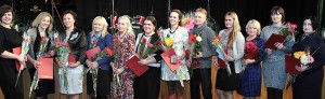Kwiaty i nagrody dla nauczycieli języków obcych — język angielski i rosyjski maturzyści składali najlepiej Fot. Marian Paluszkiewicz