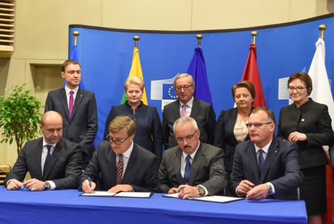 Umowę w Brukseli podpisali przedstawiciele spółek Amber Grid i Gaz-System oraz unijnej agencji INEA Fot. ELTA 