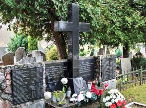 Na płycie z granitu widnieją nazwiska pochowanych legionistów Fot. Marian Paluszkiewicz