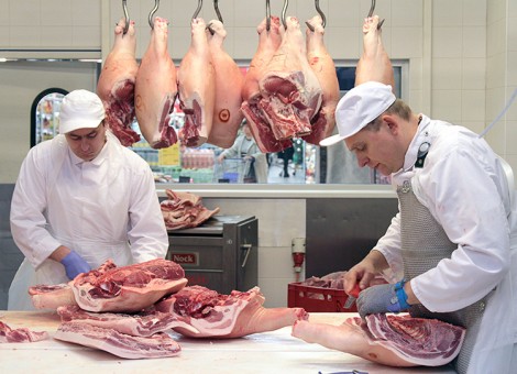  Mięso w halach produkcyjnych jest przygotowywane zgodnie z wymogami unijnymi Fot. Marian Paluszkiewicz