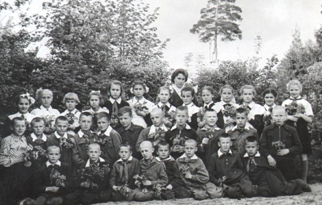32 uczniów — promocja 1959-1960 w Podbrodziu — ze swą nauczycielką w centrum Fot. archiwum