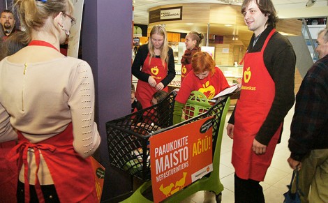 Podczas październikowej akcji dobroczynnej „Banku Żywności” zebrano 215 ton jedzenia o wartości 250 tys. euro Fot. Marian Paluszkiewicz