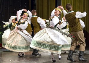 Oberek w wykonaniu tancerzy starszej grupy Fot. Marian Paluszkiewicz 