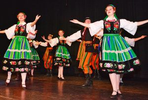 Grupa taneczna Wilenki zaprezentowała polskie tańce ludowe Fot. Jerzy Karpowicz