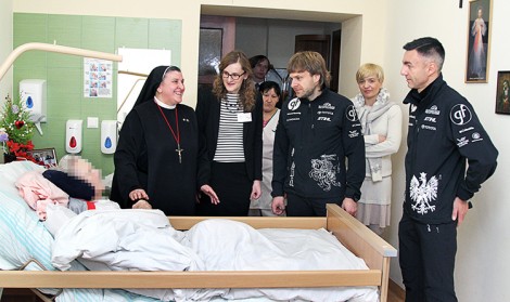 Siostra Michaela Rak, Benediktas Vanagas oraz Sebastian Rozwadowski odwiedzili chorych                                          Fot. Marian Paluszkiewicz