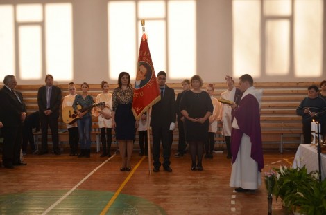  W trakcie nabożeństwa nowy sztandar został poświęcony przez ks. Rusłana Wilkiela