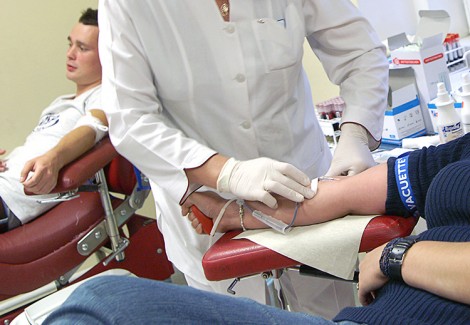 Krew pobierana jest do jednorazowych i sterylnych pojemników plastikowych — za pomocą jednorazowego jałowego sprzętu Fot. Marian Paluszkiewicz