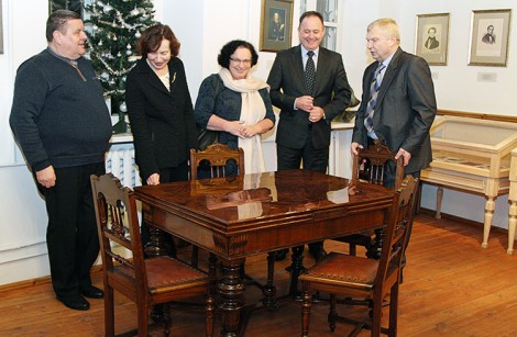  Przedsiębiorca Ryszard Piątek (pierwszy od lewej) oraz starosta powiatu świdwińskiego Mirosław Majka (drugi od prawej), obok dyrektor muzeum Rimantas Šalna Fot. Marian Paluszkiewicz