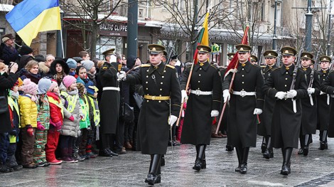 Od Placu Niepodległości do Placu Katedralnego ruszył uroczysty pochód z udziałem Wojska Litewskiego Fot. Marian Paluszkiewicz