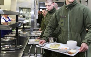 O 13. 00 żołnierze mają obiad, na który nie można spóźnić się ani minuty Fot. Marian Paluszkiewicz