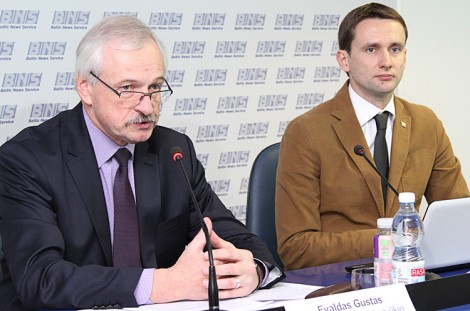 „Zagraniczni przedsiębiorcy najczęściej dla projektów informacyjnych wybierają Wilno lub Kowno” — powiedział Evaldas Gustas, minister gospodarki (od lewej) Fot. Marian Paluszkiewicz