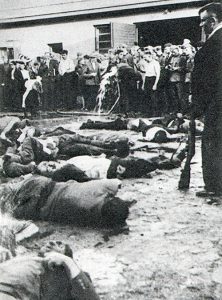 Książkowa reprodukcja, przedstawiająca mord Żydów w kowieńskich garażach „Lietūkisa” Fot. archiwum