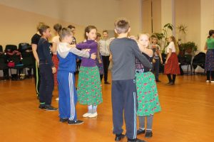 Dzieci i młodzież z rejonu wileńskiego poprzez taniec poznawały tradycje przodków 
