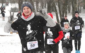 Biegacze zmagali się nie tylko z miejscami oblodzoną trasą, ale również z padającym śniegiem Fot. Marian Paluszkiewicz