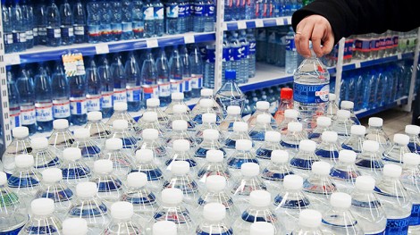 Wysokość kaucji za szklane i plastikowe butelki oraz puszki po napojach ze specjalnym oznakowaniem wynosi 10 centów Fot. Marian Paluszkiewicz