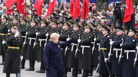 Dalia Grybauskaitė wzięła udział w ceremonii podniesienia trzech bałtyckich flag na Placu Simonasa Daukantasa przed Pałacem Prezydenckim Fot. Marian Paluszkiewicz
